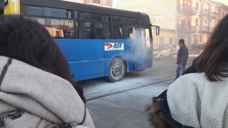 Studenti pendolari: viaggio all’inferno. A scuola con mezzi fatiscenti su strade dissestate