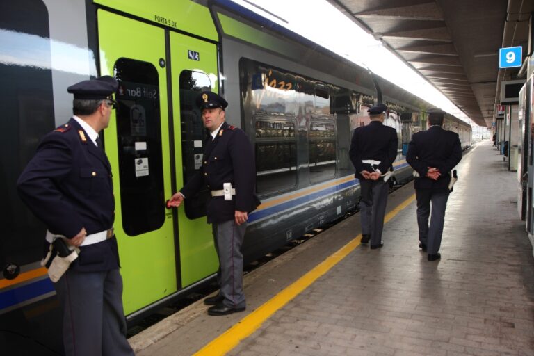 La Polizia arresta alla stazione due rumeni: nel loro paese avevano commesso decine di furti