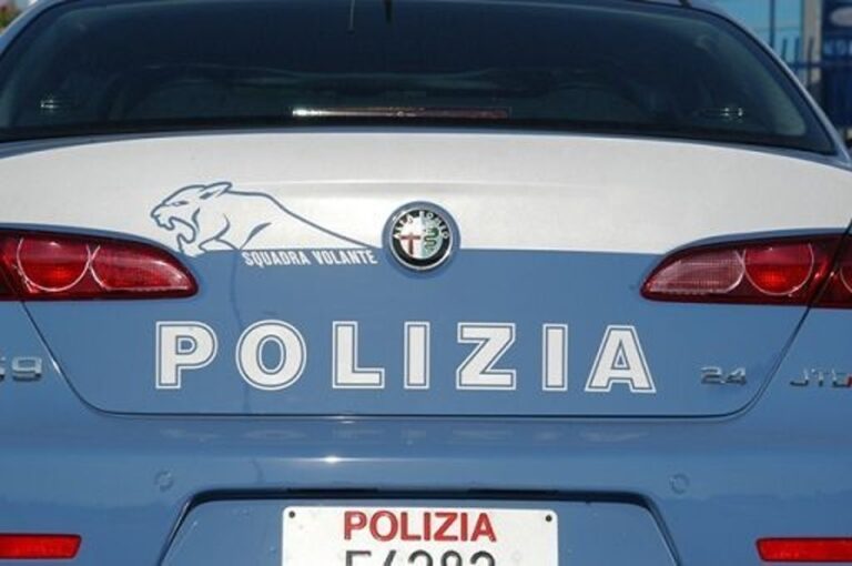 Arrestato dalla polizia mentre tenta di prelevare denaro all’ufficio postale usando documenti falsi