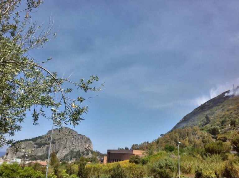 Incendio sulle colline di Cefalù. In azione i Canadair