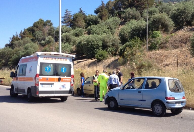 Incidente sullo scorrimento veloce tra Termini e la zona industriale: coinvolte due Fiat 600