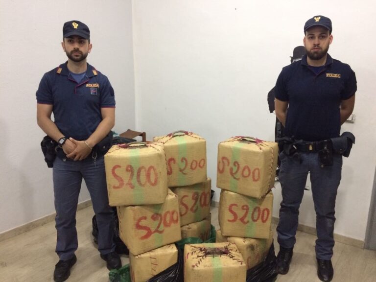 La Polizia sequestra hashish per un milione di euro. Arrestati gli insospettabili gestori di un’autorimessa