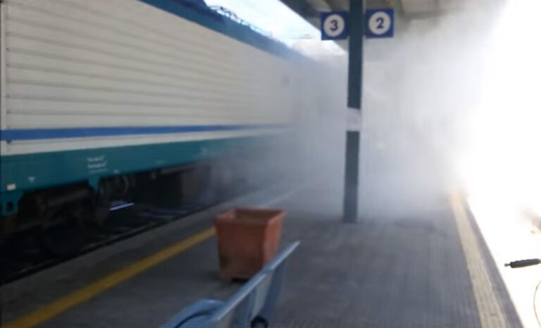 Treno pendolari a fuoco a Bagheria