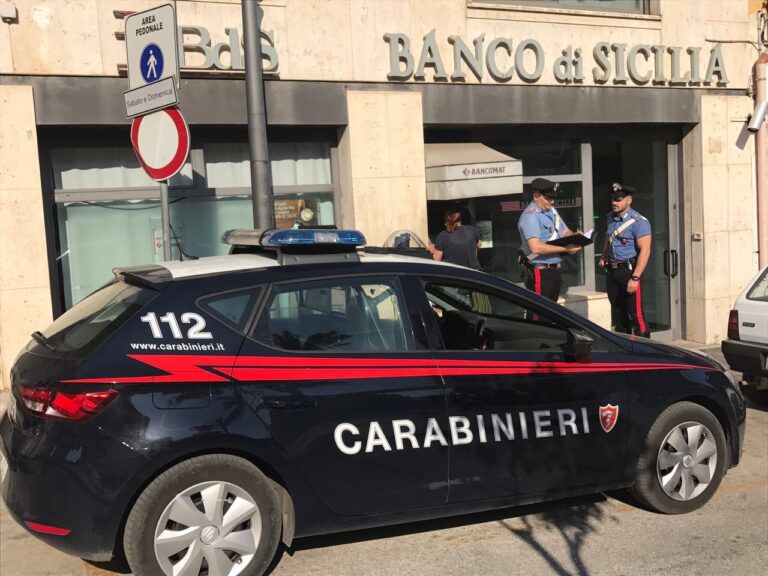 Tre giovani mascherati e armati tentano di rapinare una banca. Arrestati dai Carabinieri