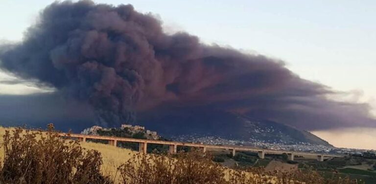 Rogo centro stoccaggio rifiuti di Alcamo. Aperta inchiesta per accertare cause