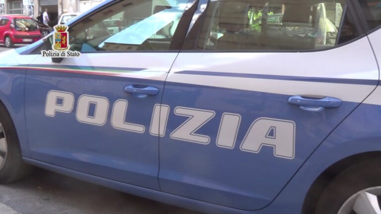 Parcheggiatore abusivo pretendeva denaro da un automobilista. Arrestato dalla Polizia