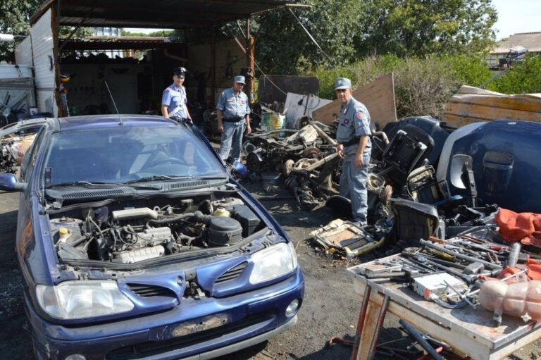 Operazione Pit Stop. Sequestrati due impianti di demolizione di auto abusivi