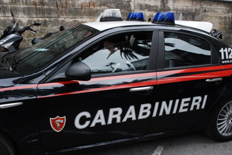 Getta candeggina addosso a moglie incinta. Arrestato