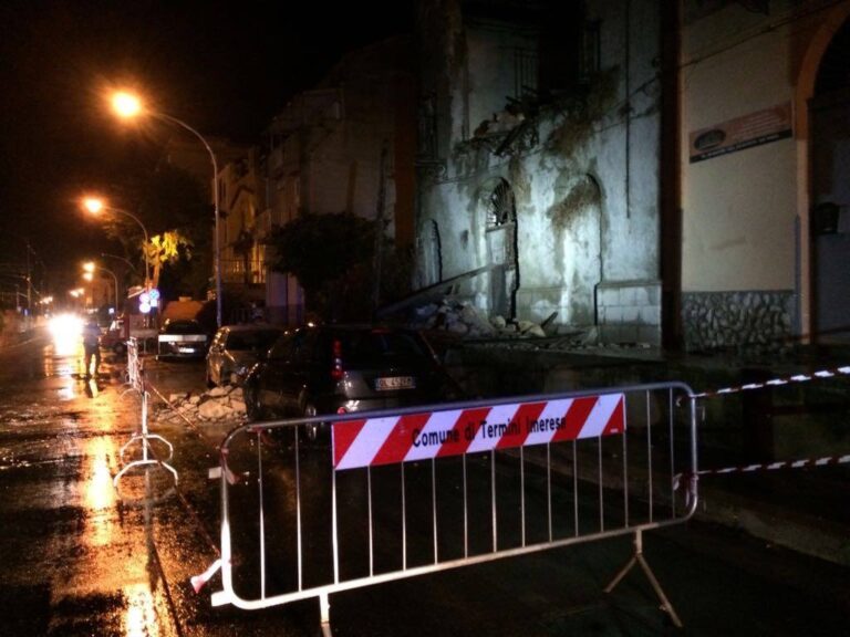 Forti piogge. Crollo di un edificio in via Libertà