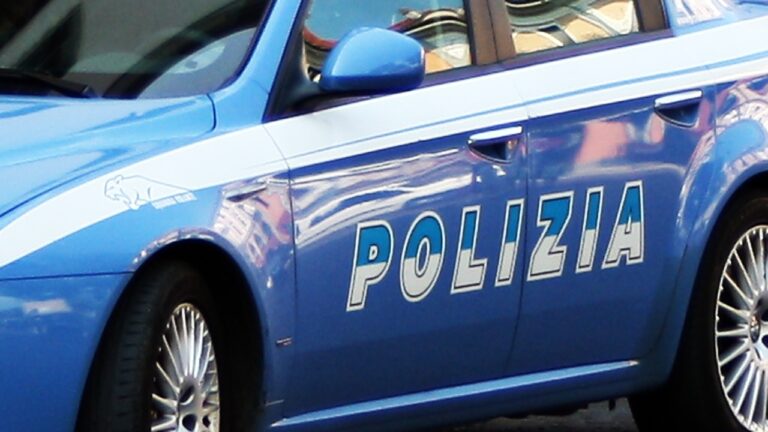 Extracomunitario ruba con violenza il cellulare ad una ragazza. Arrestato dalla Polizia