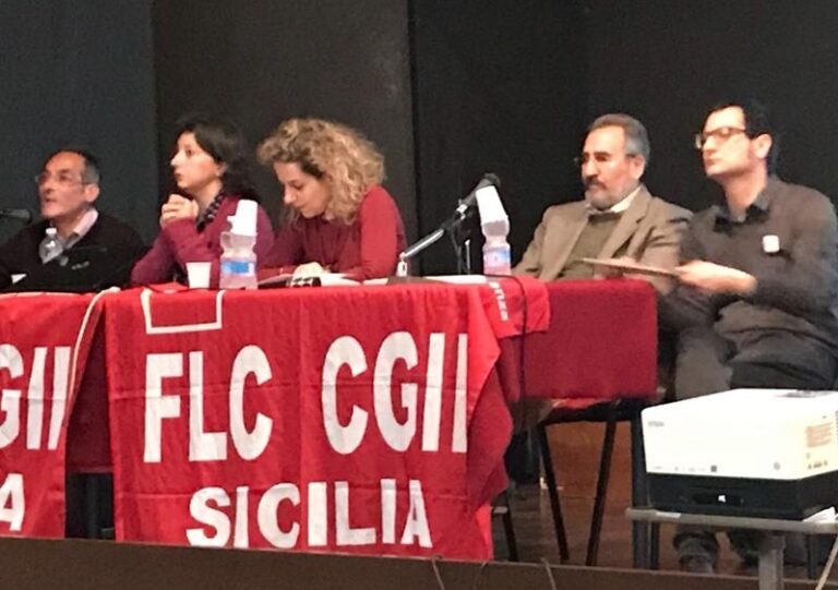 Docenti scuola: Flc Cgil, basta aggressioni, recuperare dignità e professionalità