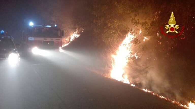 Finale di Pollina, causa incendio provvisoriamente chiusa la strada statale 113