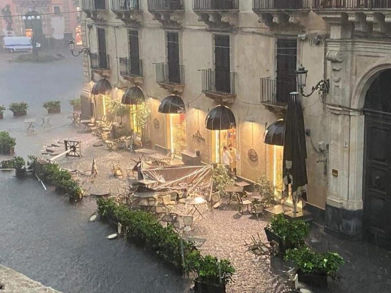 Il disastro provocato da una tromba d’aria a Catania, ci sono feriti