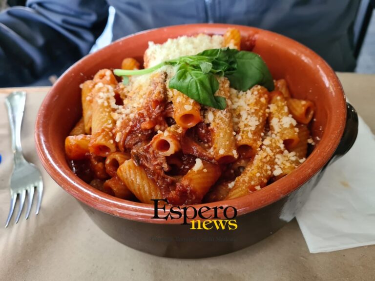 A Cefalù c’è un posto dove ordini la “Pasta a Taianu” e percepisci melodie eteree