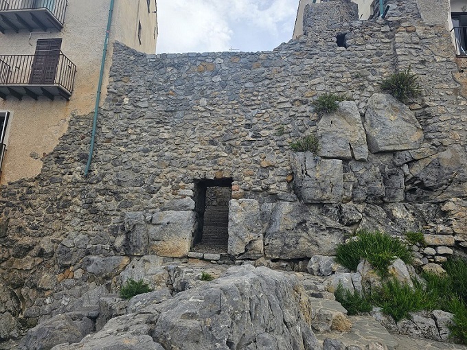 Cefalù, passeggiata archeologica lungo le mura megalitiche