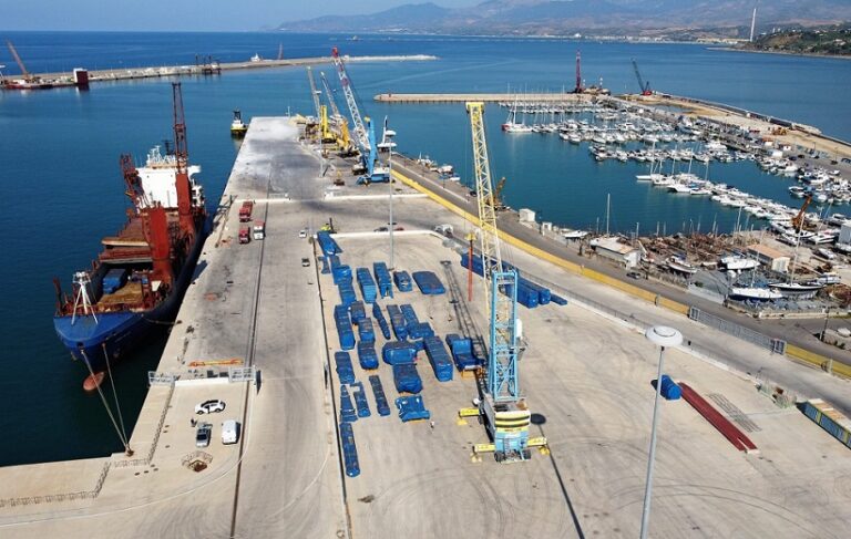 Termini Imerese, in gara l’acquisto di una gru mobile: verso il trasferimento dei containers dal porto di Palermo a quello termitano