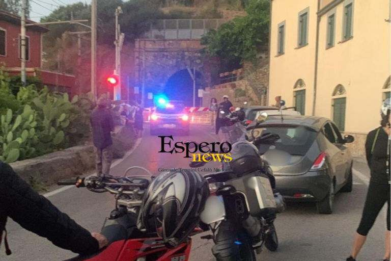 Auto rimane bloccata al passaggio a livello di Castelbuono, treni bloccati in entrambe le direzioni