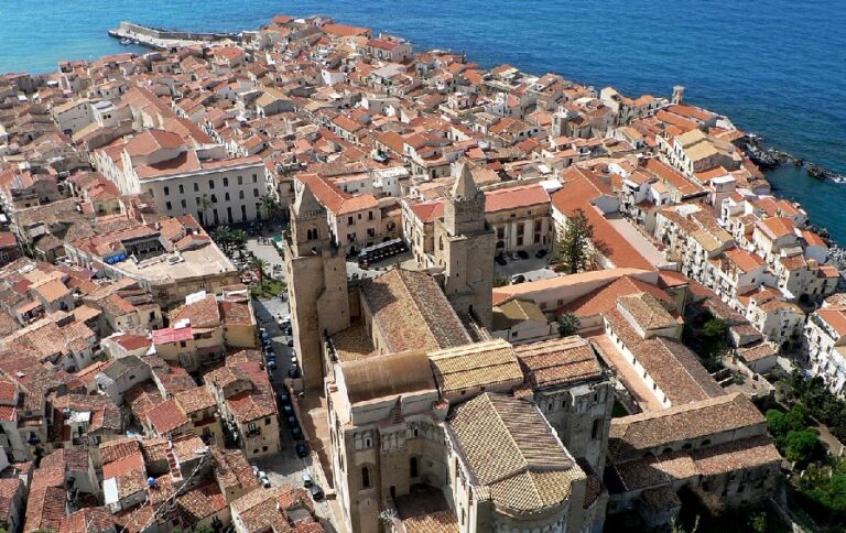 Quanto costano le case a Cefalù? Una città che guadagna turisti ma perde abitanti