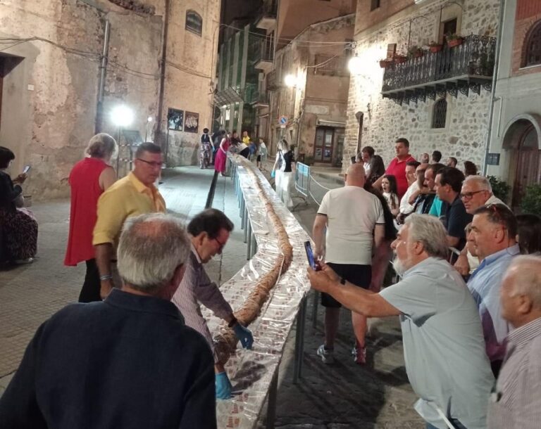 San Mauro Castelverde Notte bianca a San Mauro Castelverde con 23 metri di “pani cunzatu”