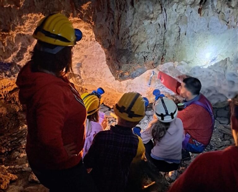 Cefalù, BCsicilia pone una natività nella Grotta Grande durante l’escursione per “Il magico Natale dei bambini”