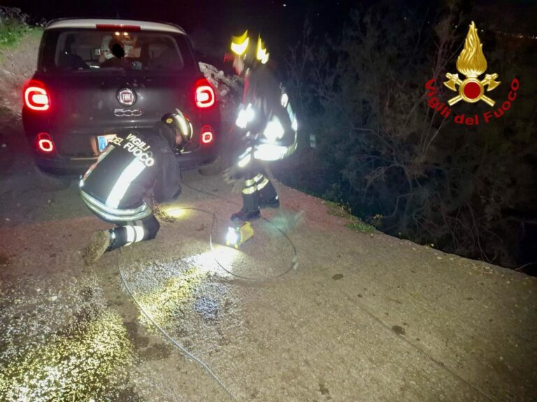 Intervento dei Vigili del Fuoco: Famiglia liberata dall’auto bloccata a causa di una frana lungo la strada