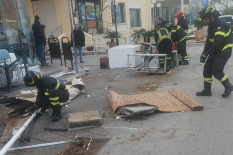 Forte vento a Cefalù: scoperchiato parte del tetto di un lido Poseidon, allerta del Comune